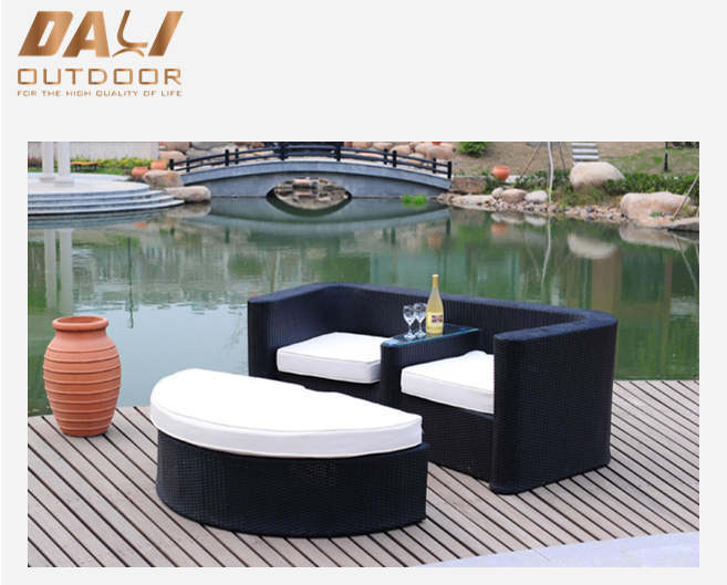 Dış mekan PE Rattan Hasır Veranda Aşk Koltuğu Şezlong Tabureli Set